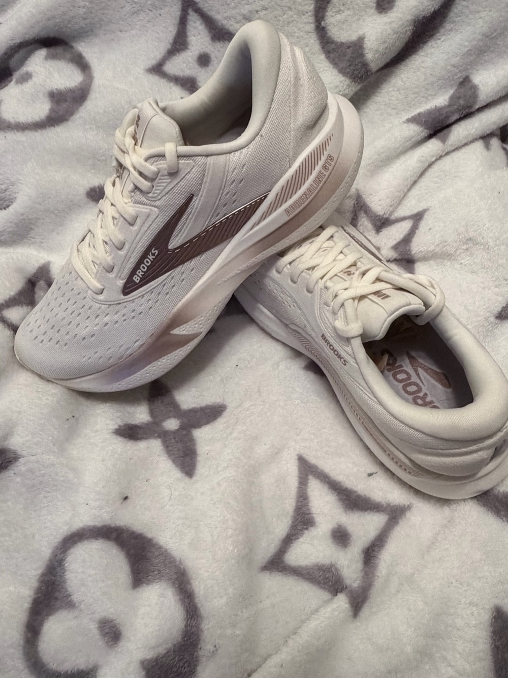 Brooks Women's Adrenaline GTS 24 beige Sneakers with Metallic Accent